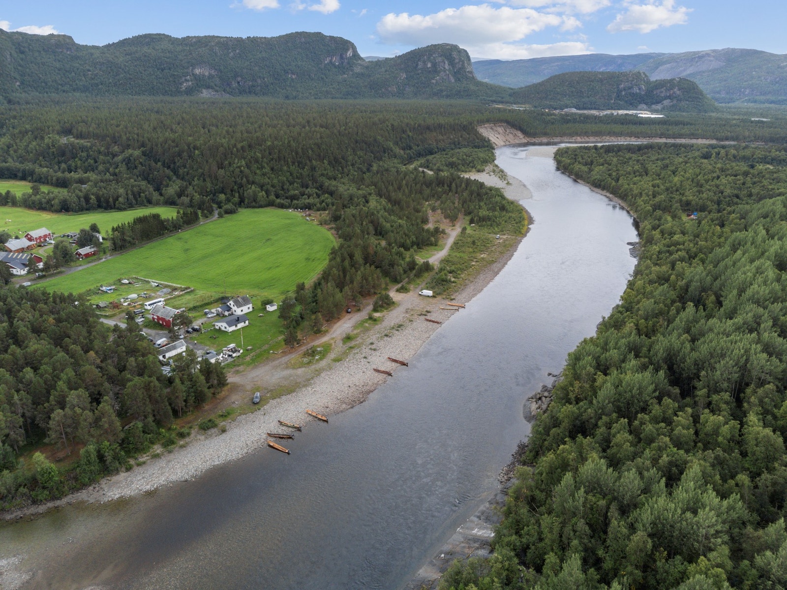 Eiendommen ligger tilbaketrukket og landlig til med egen strandlinje og elverett til Altaelva - en av verdens beste lakseelver. Foto: EFKT Galleribilde