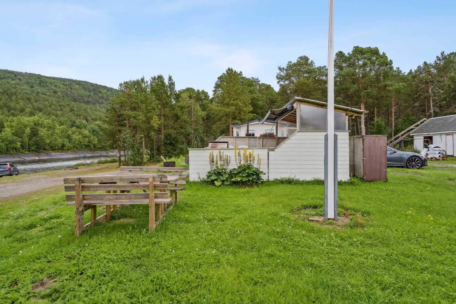 Uteområdet strekker seg helt ned til elvebredden. Galleribilde