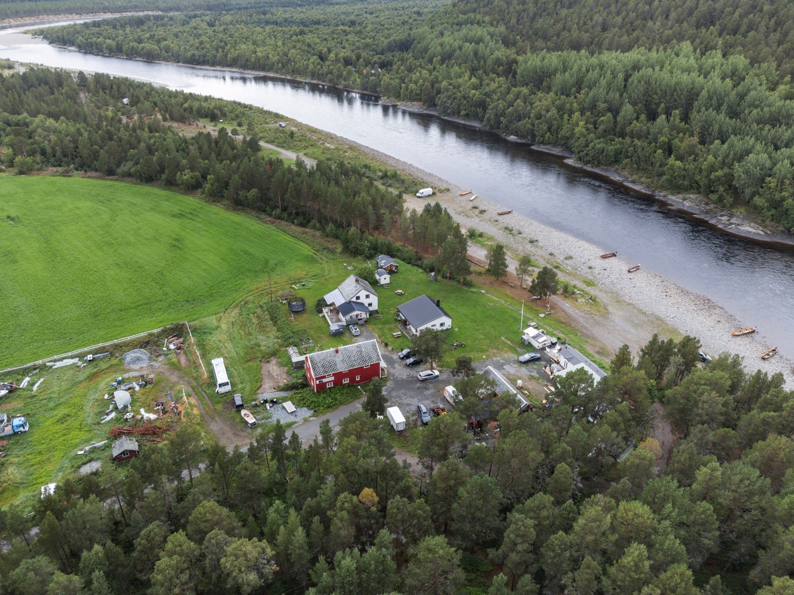 Eiendommen har en idyllisk beliggenhet, omkranset av skog og med direkte tilknytning til Altaelva. Galleribilde