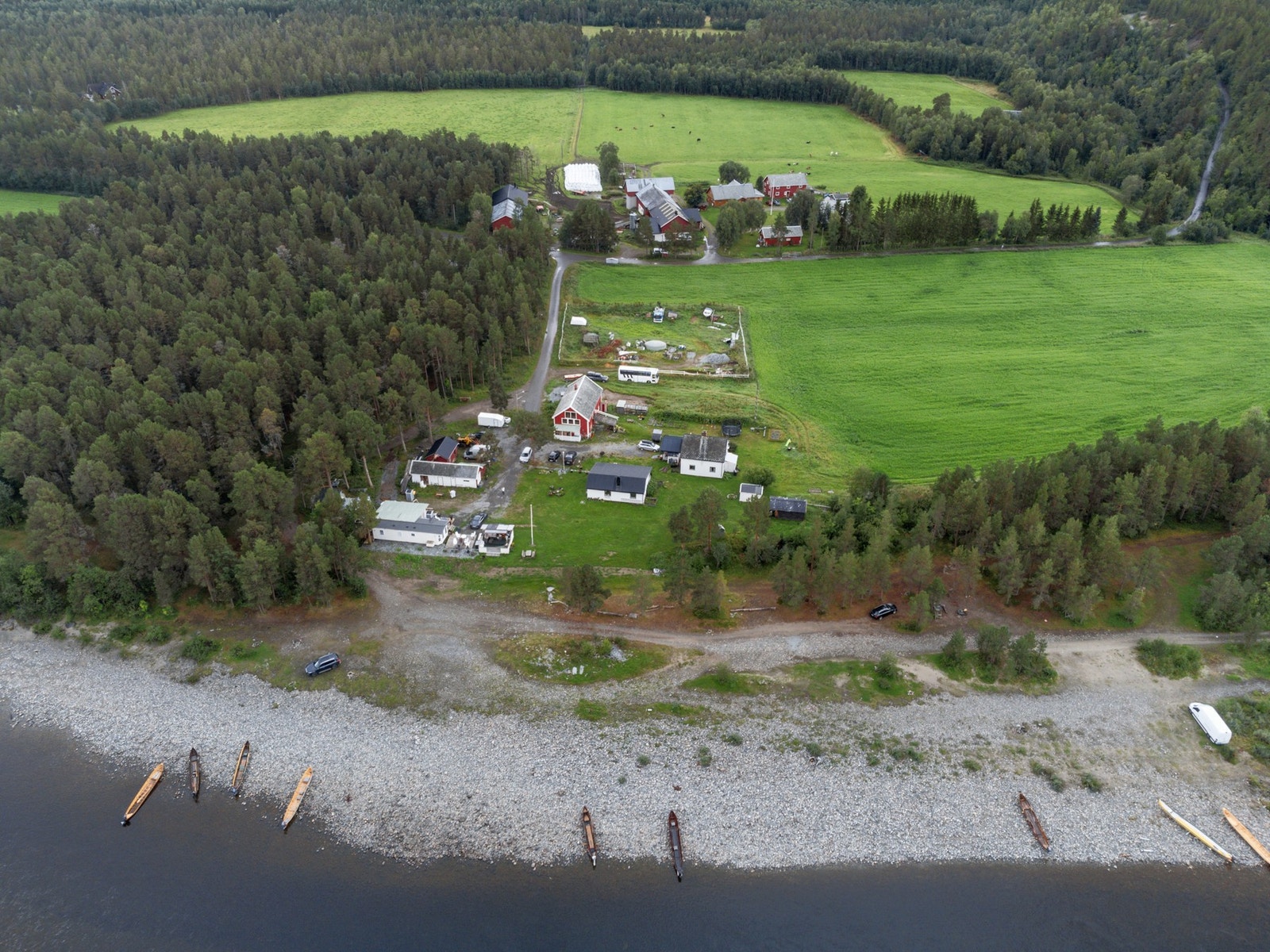 Dette er en eiendom med et helt tun for seg selv, bestående av to eneboliger, et minihus og flere driftsbygninger. Galleribilde