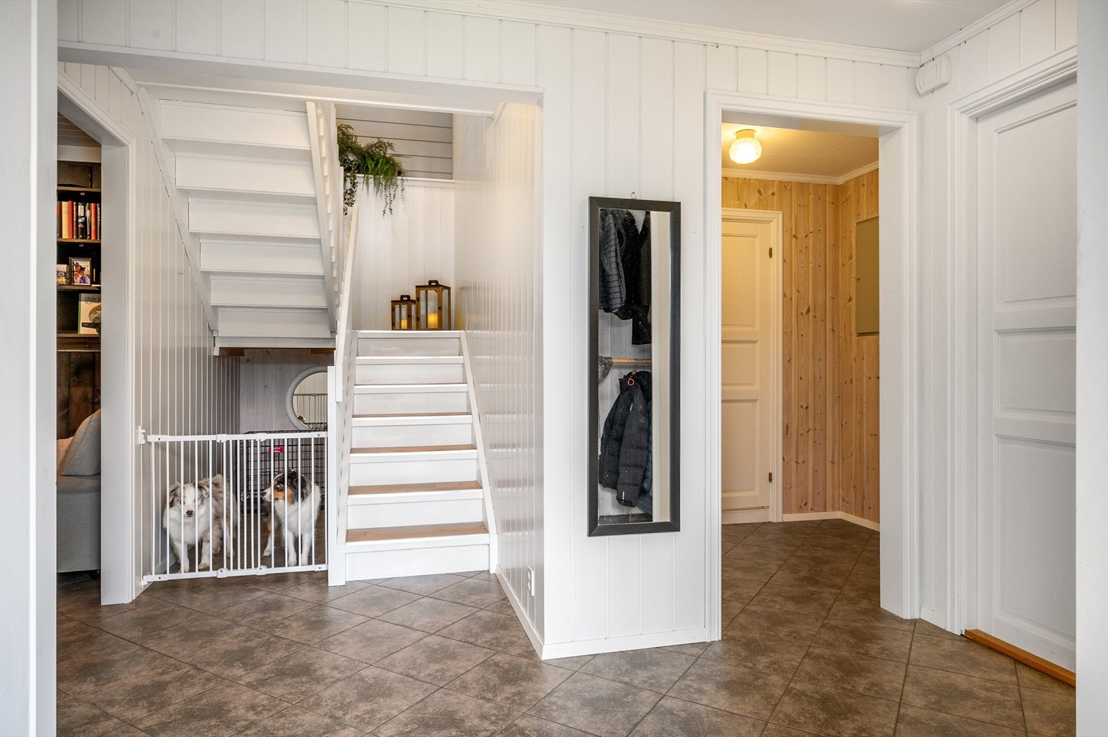 Boligen har inngang fra begge etasjer. Fra underetasjen kommer man inn i en romslig entré og hall/trappegang med god plass til lagring av yttertøy. Galleribilde