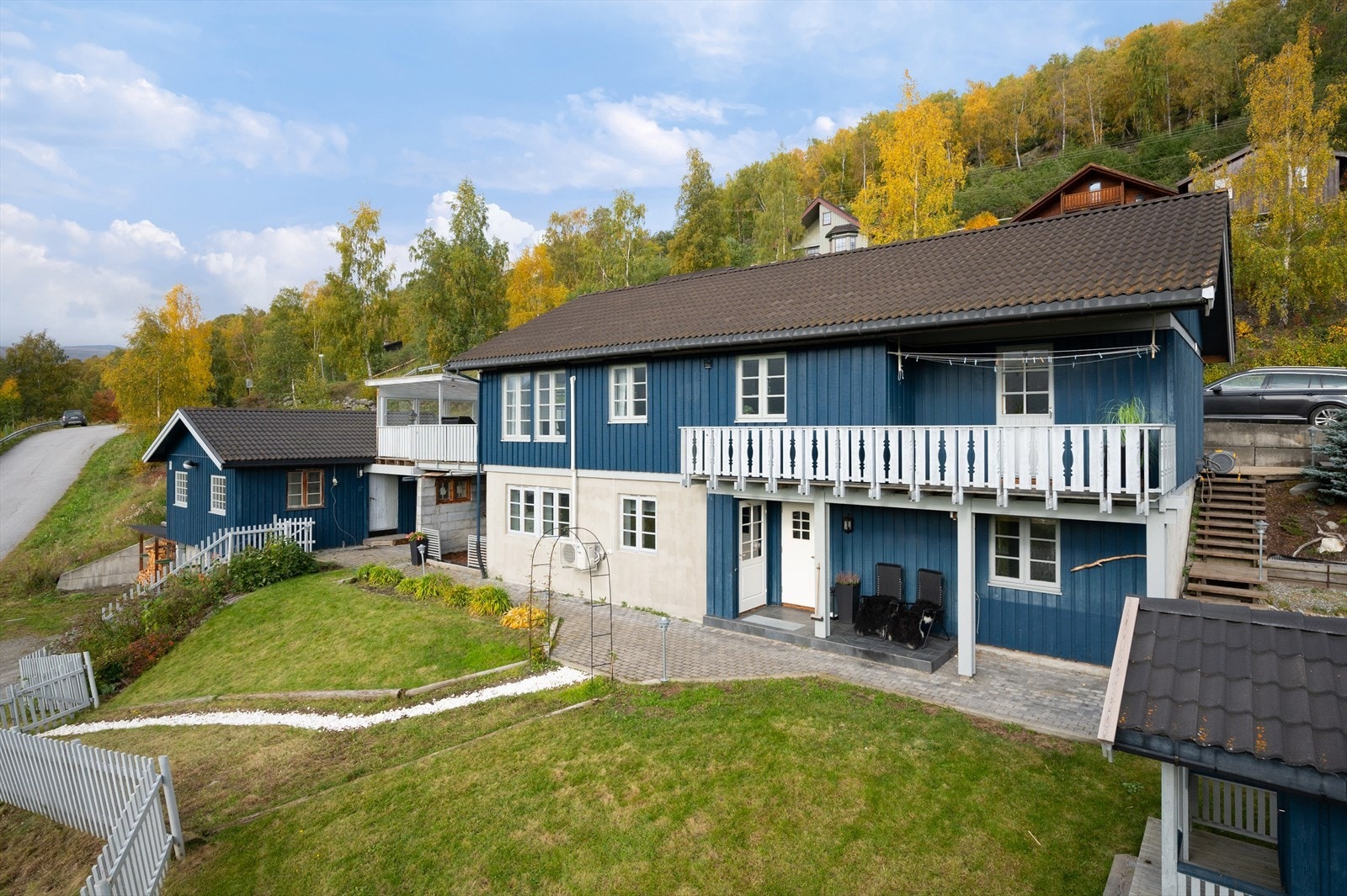 Eiendommen er bebygd med enebolig over 2 plan og dobbel garasje med rom over. Galleribilde