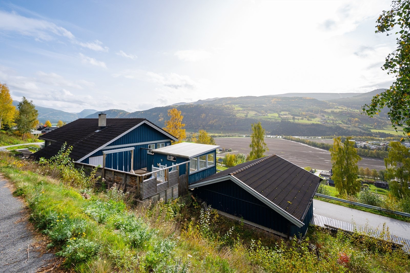 Fra eiendommen er det flott utsikt over Vågå sentrum mot Vågåvatnet og mot de omkringliggende fjellområder. Galleribilde