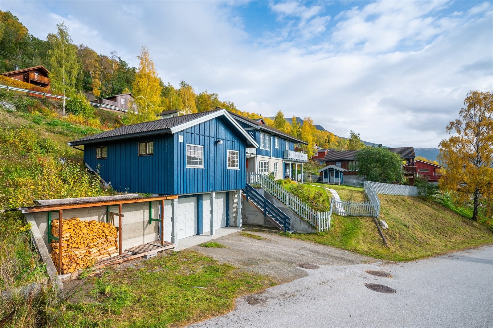 Det er ca 2,5 km til Vågå sentrum med barnehage, skole, helsesenter og ellers et bra utvalg av kafeer og butikker. Galleribilde