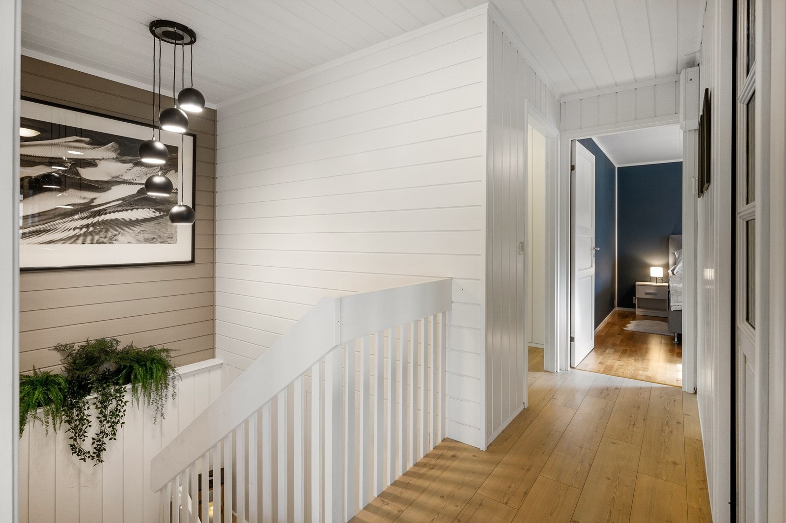 Lys og trivelig trappegang opp til 1. etasje. Galleribilde