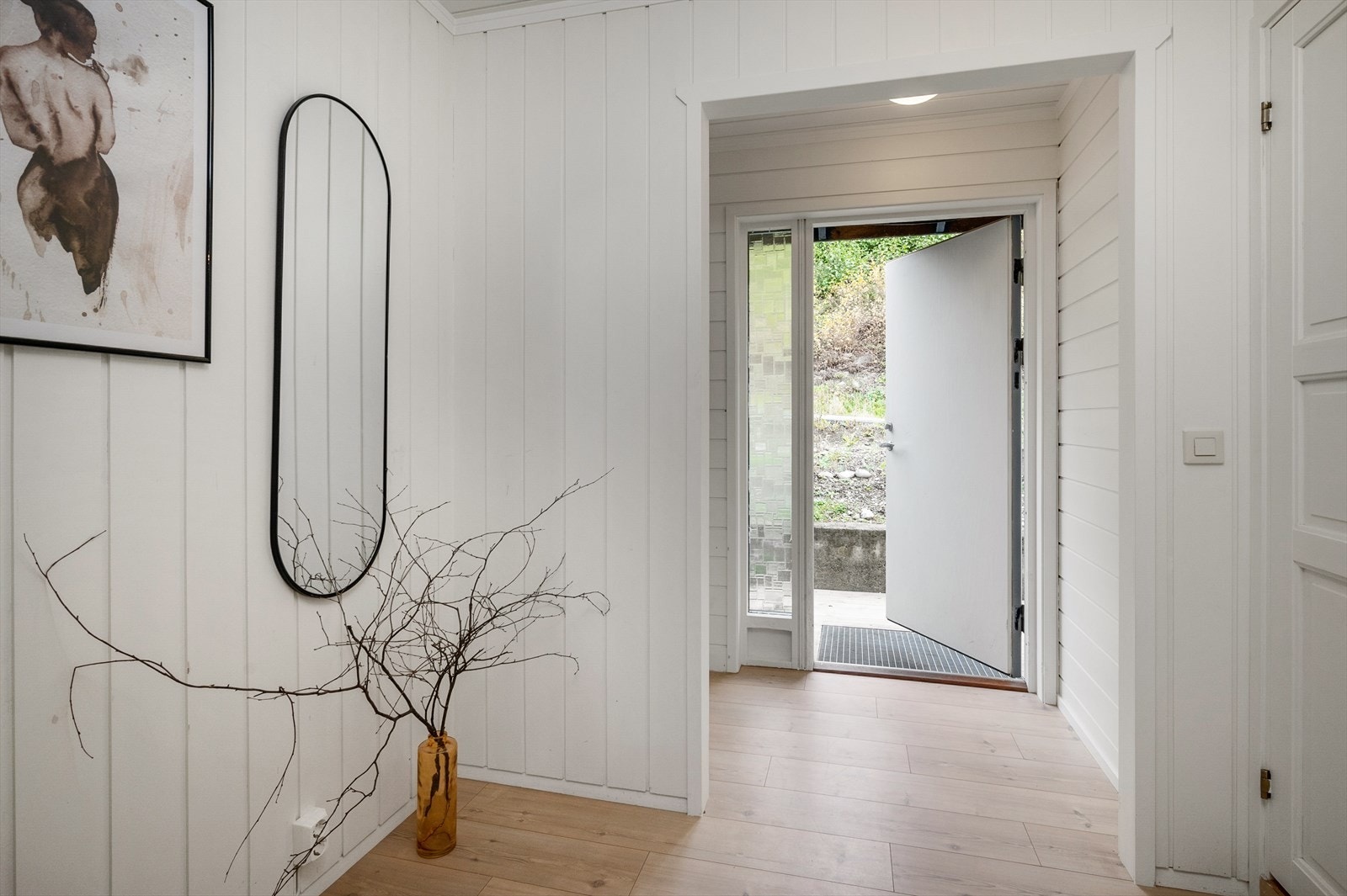 Fra boligens 1. etasje er det inngang fra oversiden av huset. Her er det også god plass til å etablere en garderobeløsning. Samtidig har man direkte adgang til en romslig utvendig bod. Galleribilde