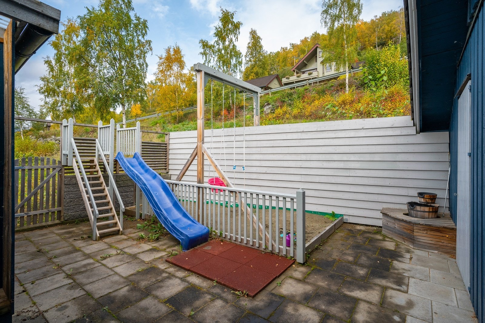 Uteplass som egner seg godt for barnelek. Galleribilde