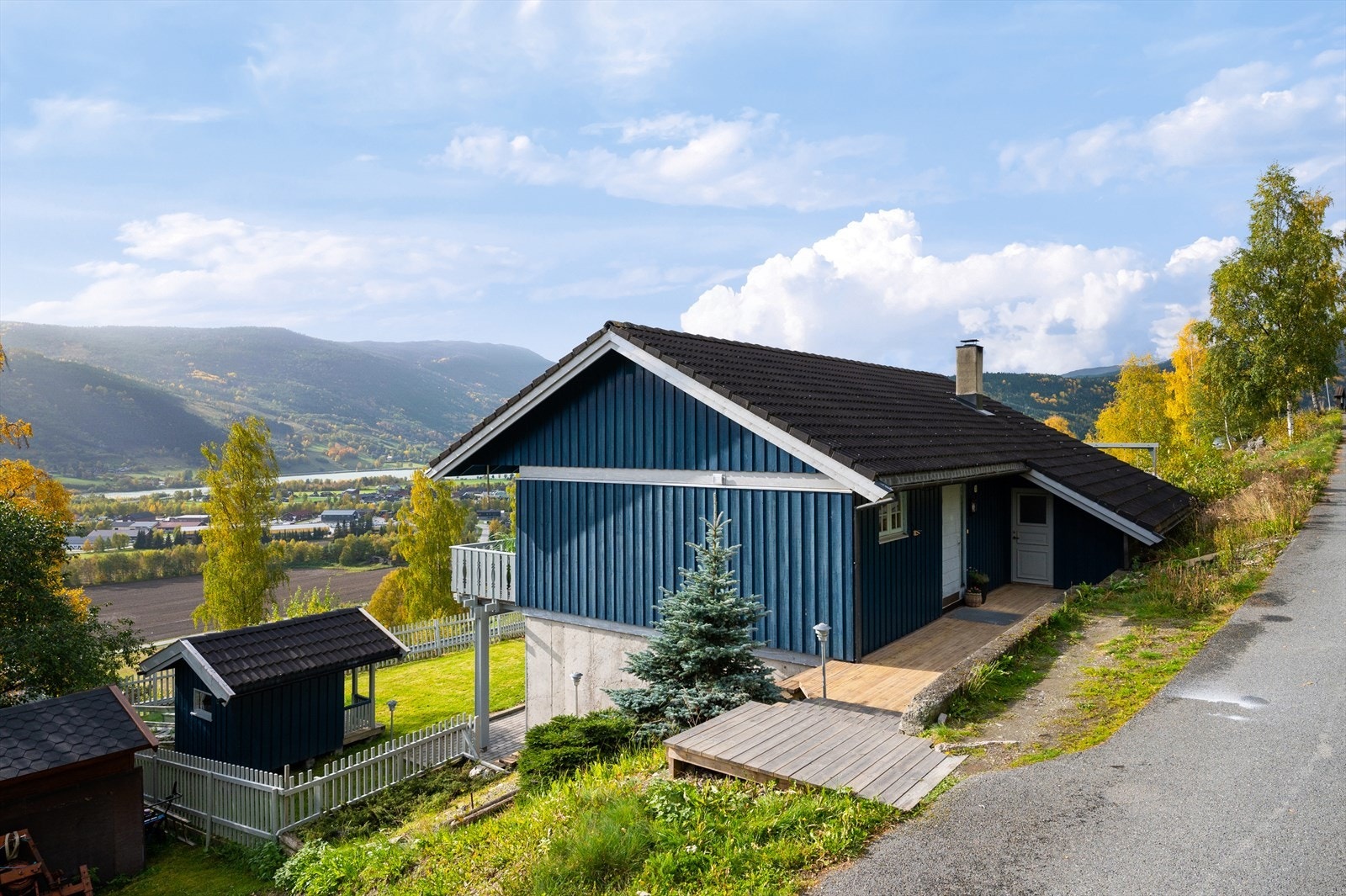 Eiendommen ligger fint til øvre del av Sveaholen i Vågå. Galleribilde