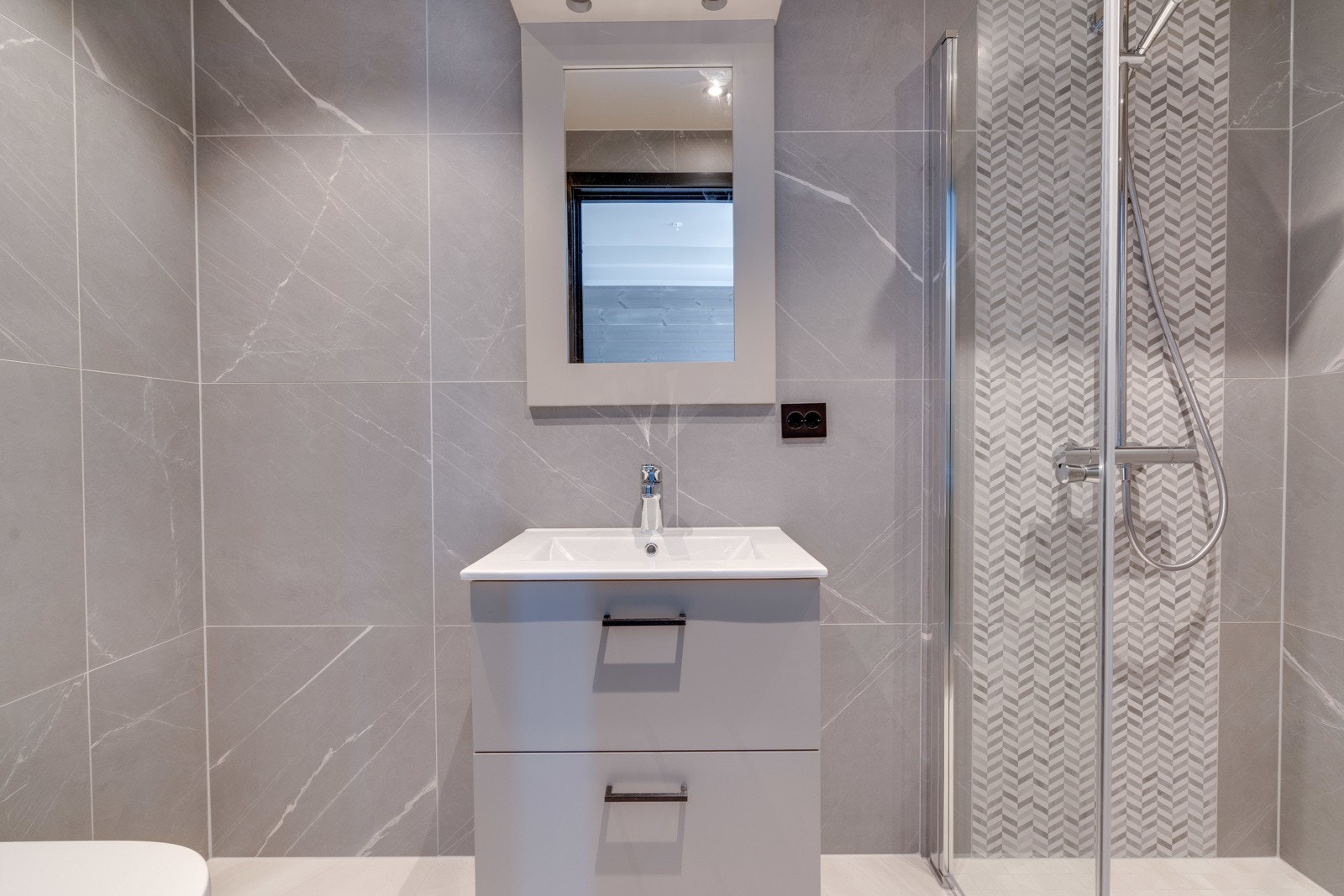 Dusjsystem, servantbatteri og wc leveres fra kvalitetsleverandøren Hansgrohe. Bildet er fra leilighet A505. Galleribilde