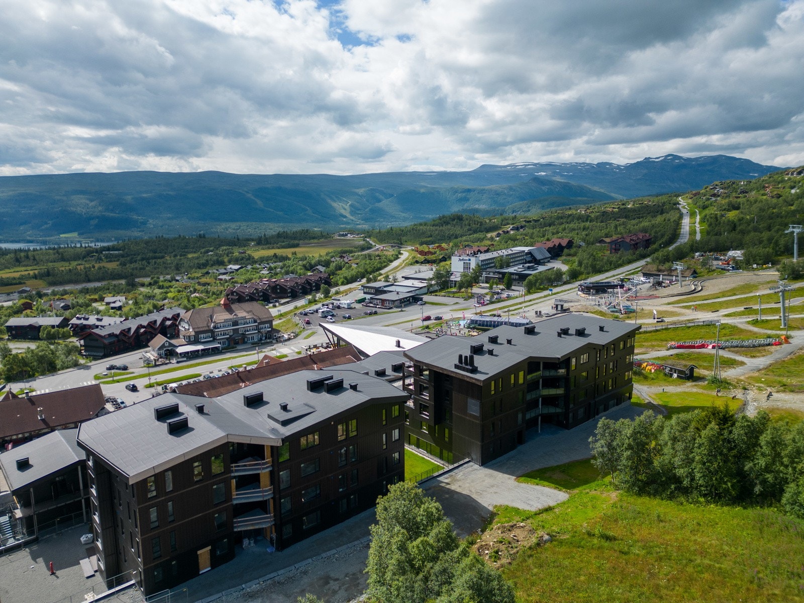 Riddergaarden har en svært attraktiv beliggenhet i sentrum av Beitostølen, med ski in/out for både alpint og langrenn, samt umiddelbar nærhet til butikker, restauranter, puber og flere butikker. Galleribilde