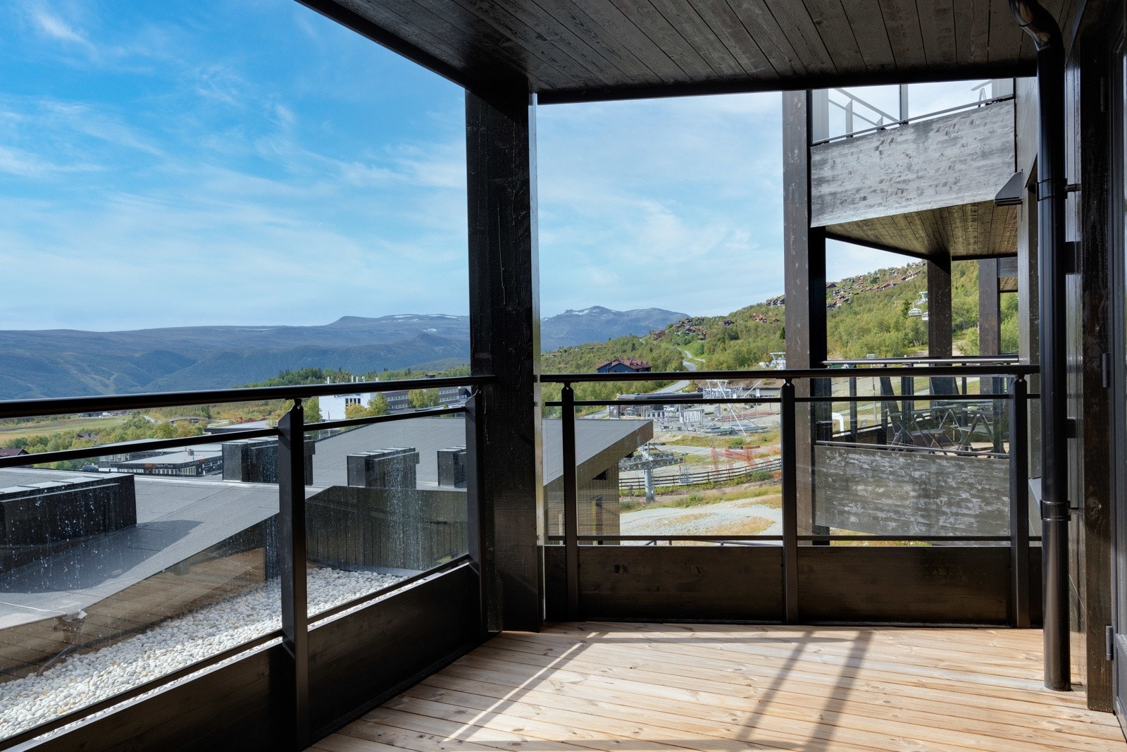 Balkongbilde fra leilighet A601 i hus A. Alle leilighetene får solrike balkonger med glassrekkverk. Galleribilde