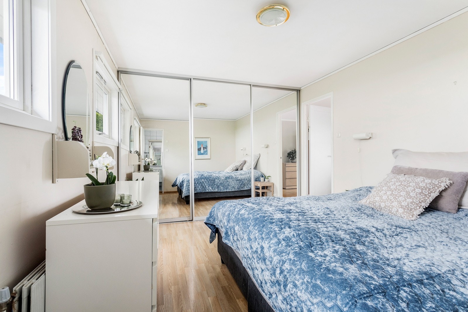 4 gode soverom på hhv. 15 kvm, 14 kvm, 10 kvm. og 8 kvm. - hvorav hovedsoverom / soverom 1 med stor speil skyvedørsgarderobe og direkte adkomst til eget bad/wc Galleribilde