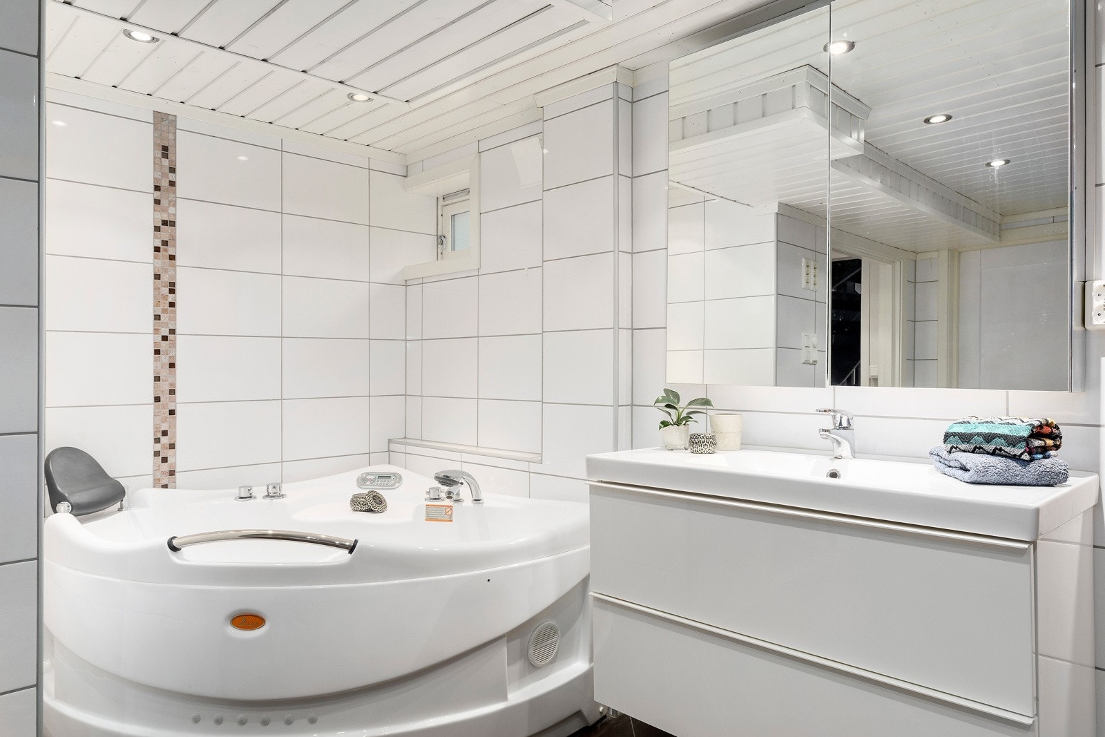 Detaljfoto bad med hjørnekar og solid innredning Galleribilde