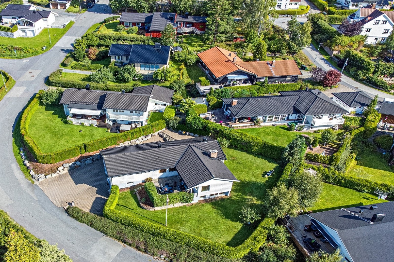 Beliggende på en fin høyde med flott utsikt - usjenert hagtomt omkranset av hekker og beplantning Galleribilde