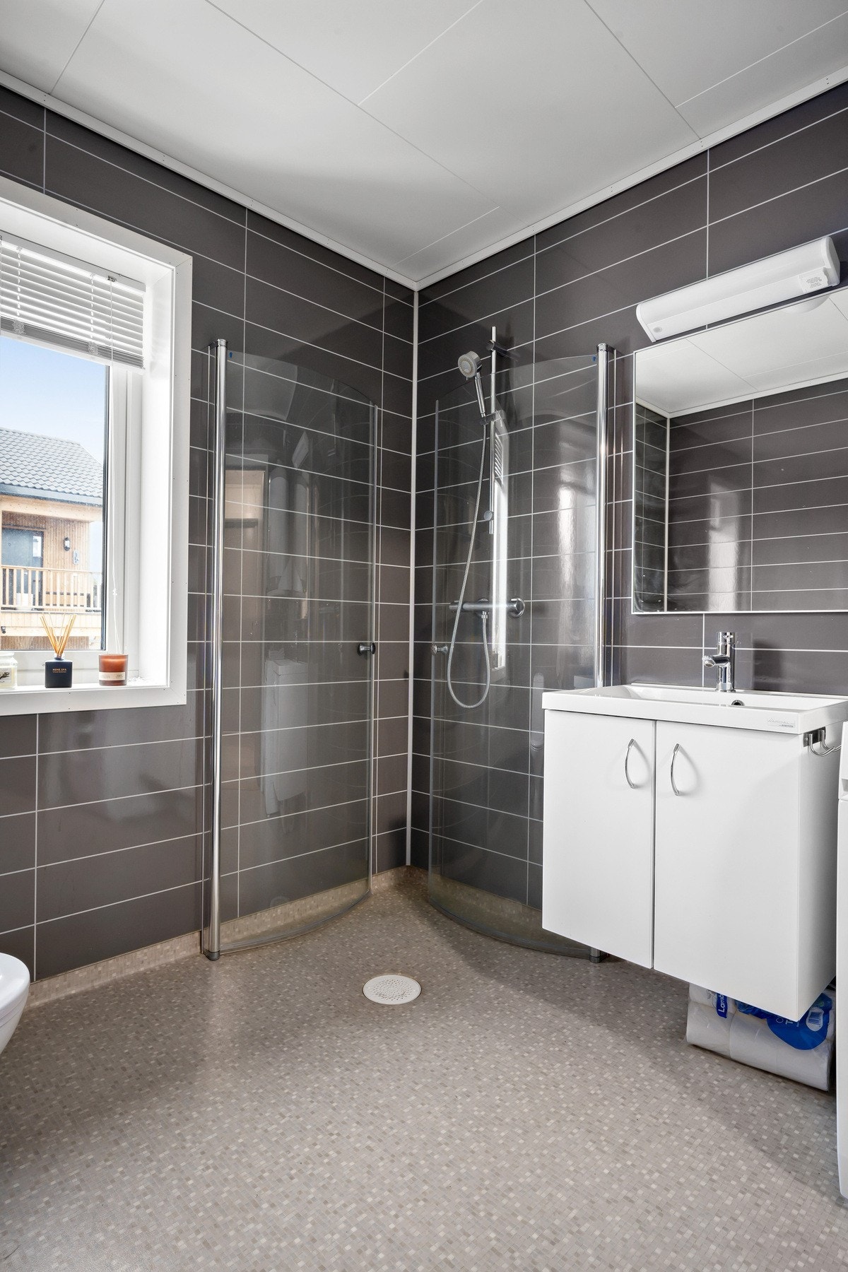 Bad med opplegg for vaskemaskin og varme i gulv. Galleribilde