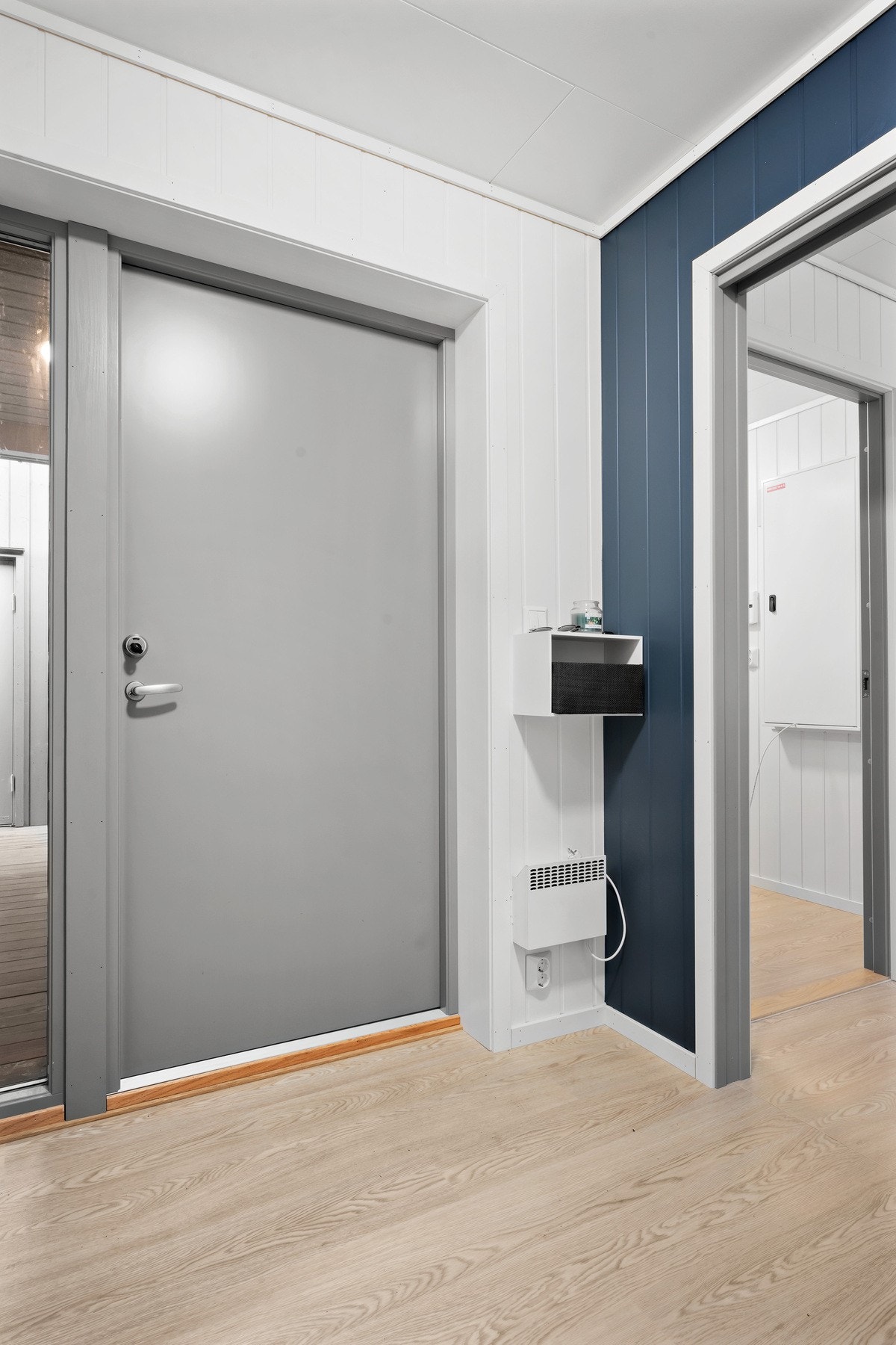 Innbydende gang med skyvedørsgarderobe Galleribilde