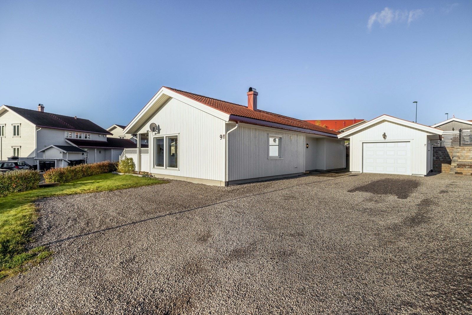 Grivibakken 9 ligger fint og sentralt til i et nyere og solrikt boligområde. Området er barnevennlig og boligen ligger i rolig blindvei. Galleribilde