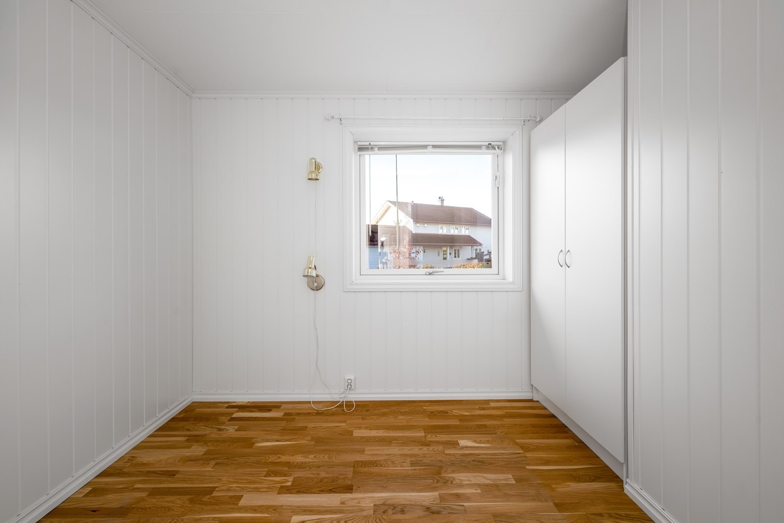 Overflater på soverommene består av pen parkett på gulv, og vegger er kledd i lyse MDF panelplater. Takessplater i tak. Galleribilde