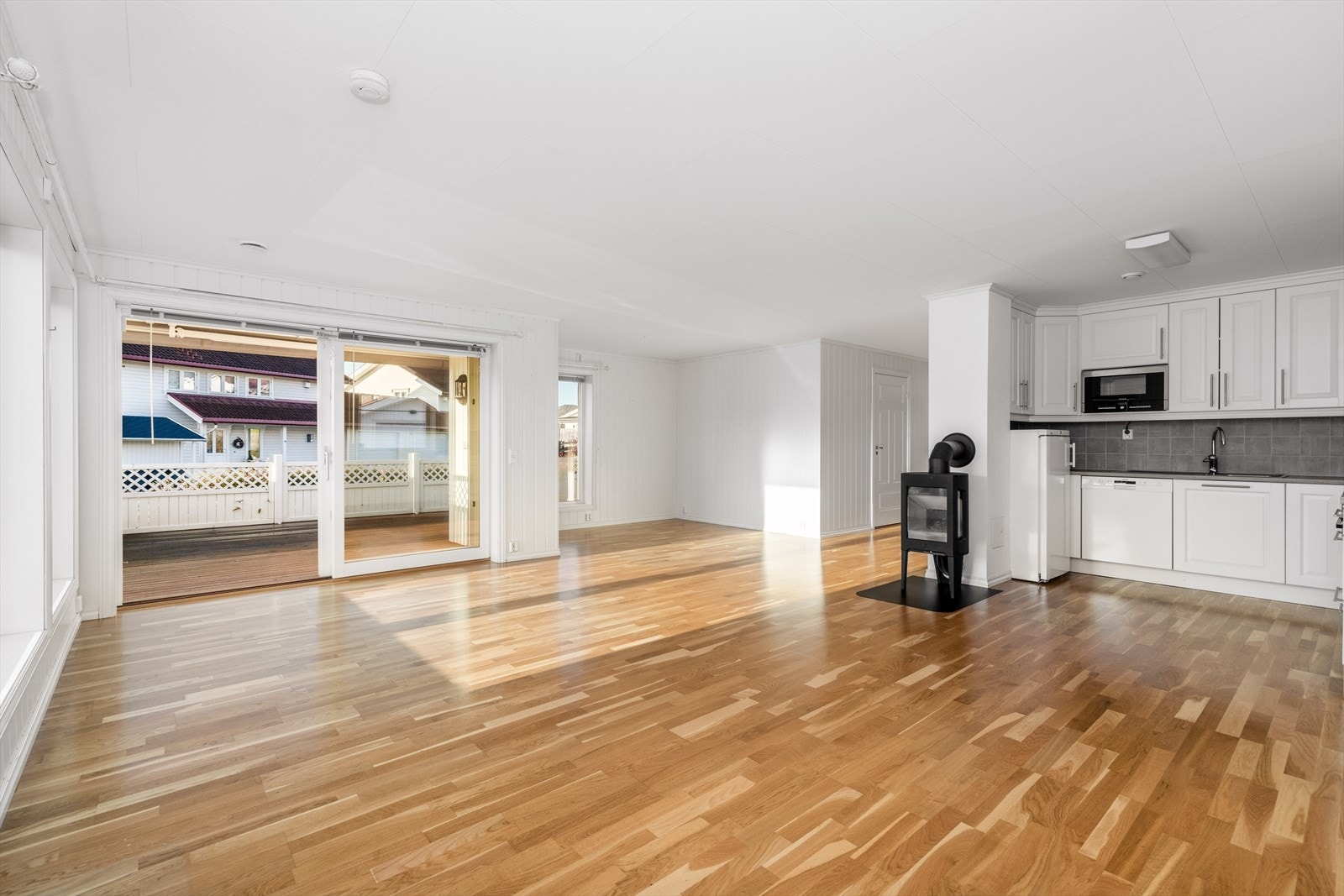 Fra stuen er det utgang til en fin, sydvestvendt og delvis overbygget veranda via skyvedør med store vindusflater. Galleribilde