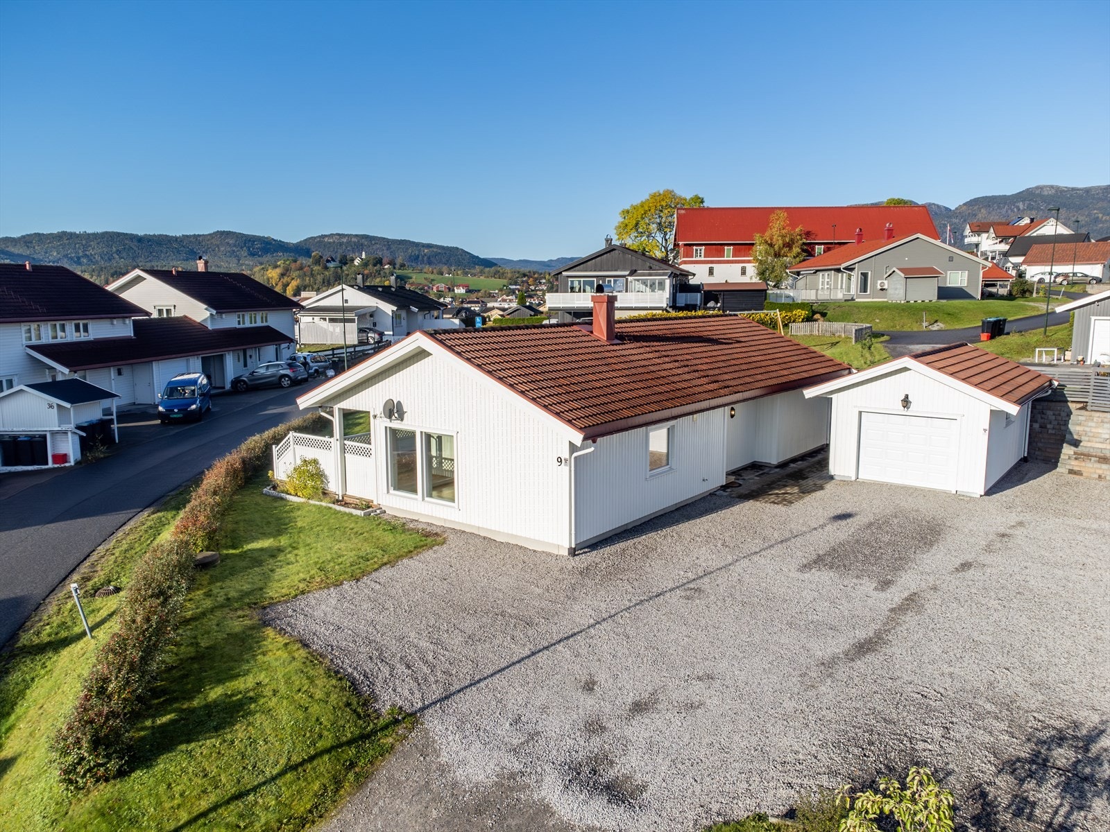 Tilnærmet flat og lettstelt tomt med gode solforhold. Tomten er pent opparbeidet med fin, lettstelt hage og gruset gårdsplass. Galleribilde