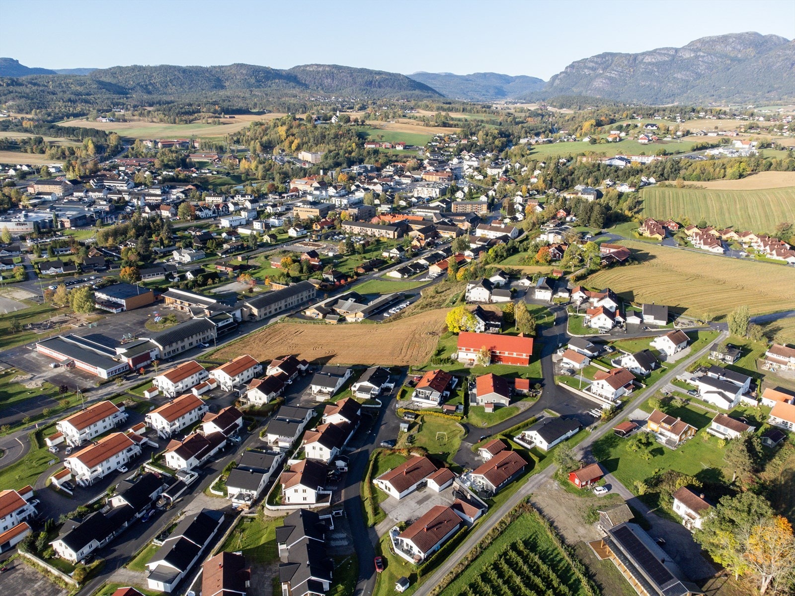 Området er svært sentralt, med kort gangavstand til Bø sentrum med dagligvareforretninger og et fint utvalg diverse forretninger og spisesteder. Galleribilde