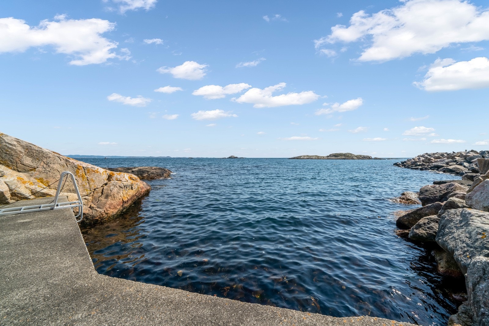 Tilhørende brygge (naboeiend. har også bruksrett til denne). Utover dette har eiendommen ca 100 meter strandlinje. Galleribilde