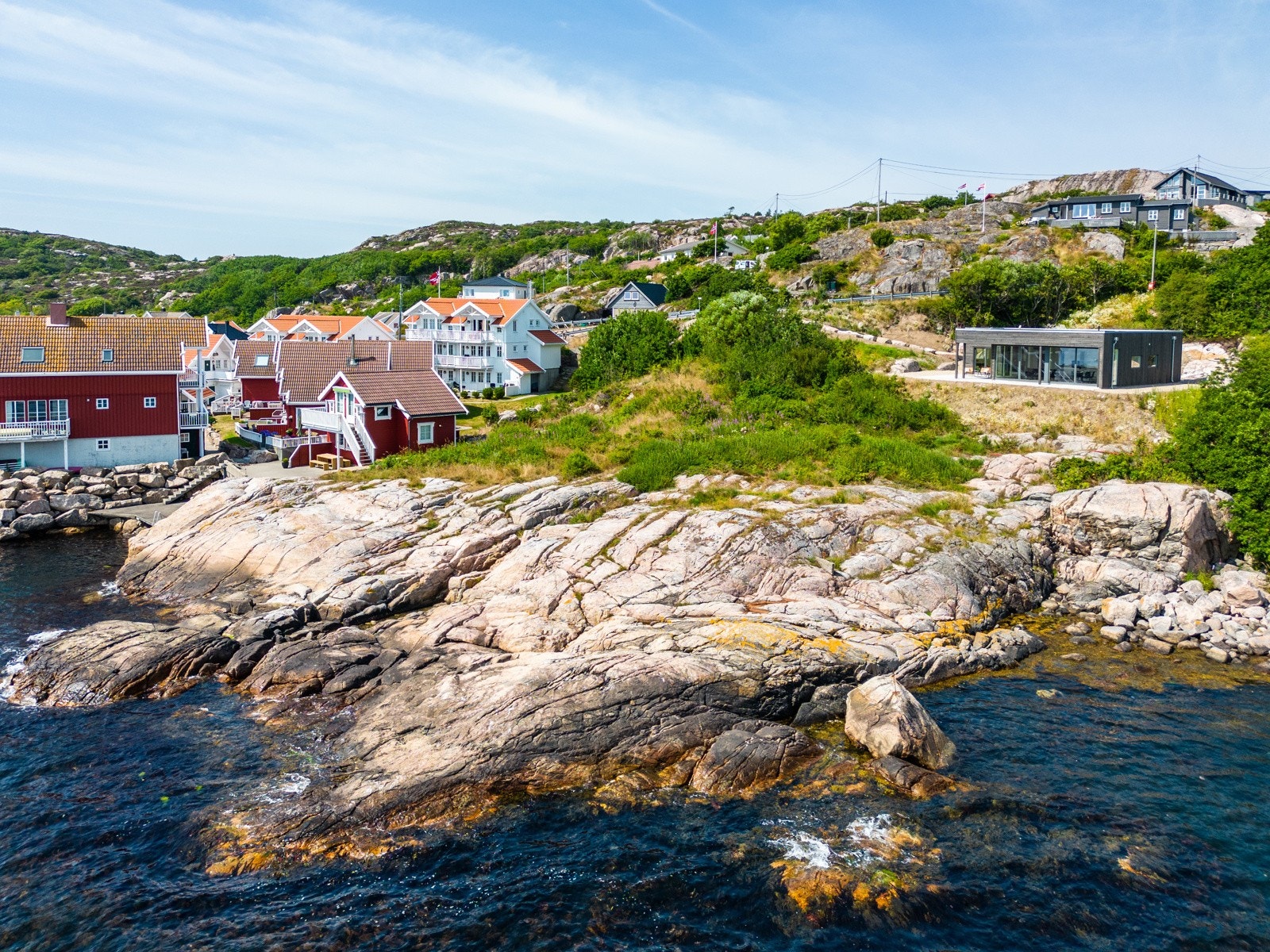 Nedre del av eiendommen består av svaberg. Eiendommen har i tillegg brygge som disponeres i fellesskap med naboen. Galleribilde