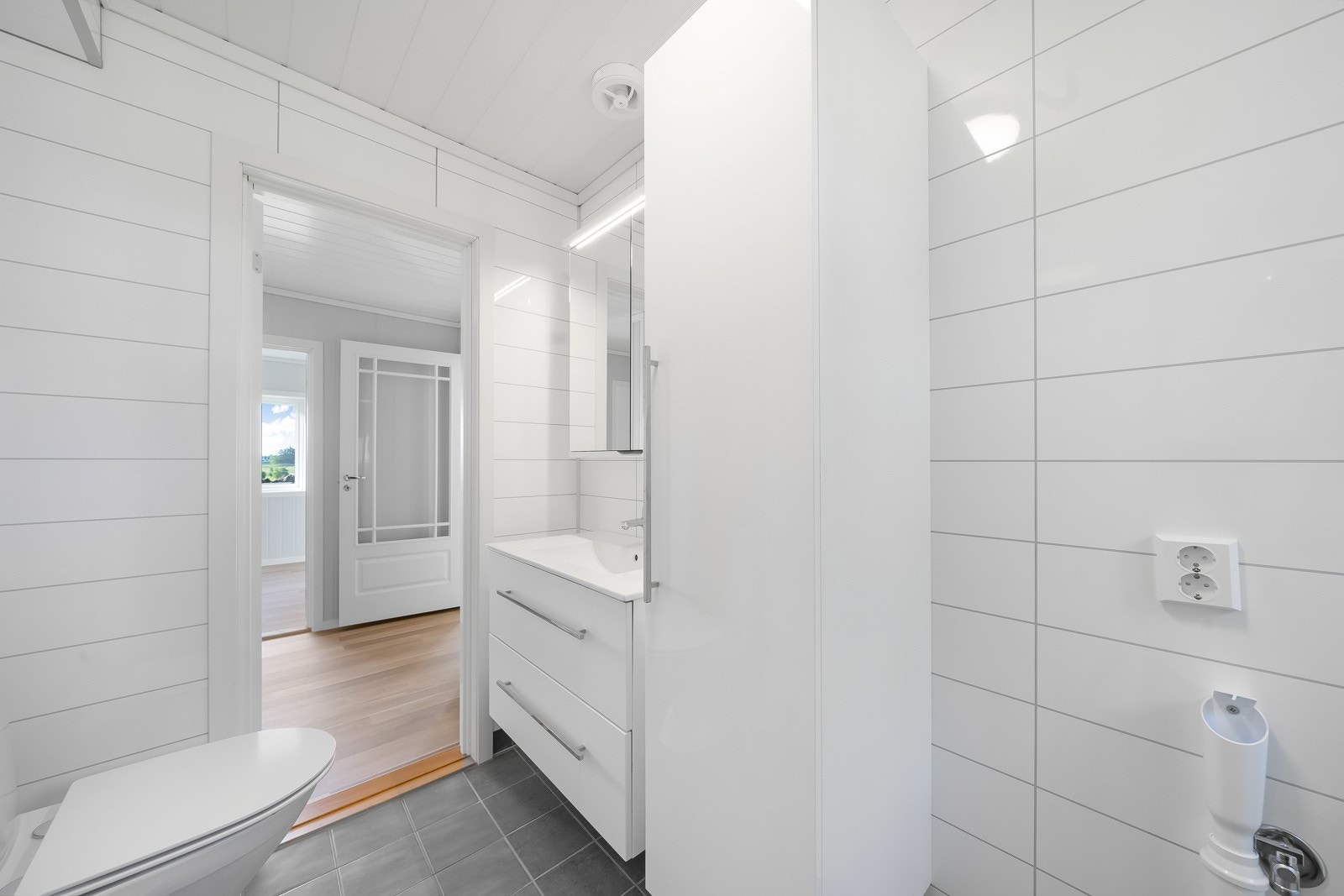Lyst og tidløst innredet bad. Galleribilde