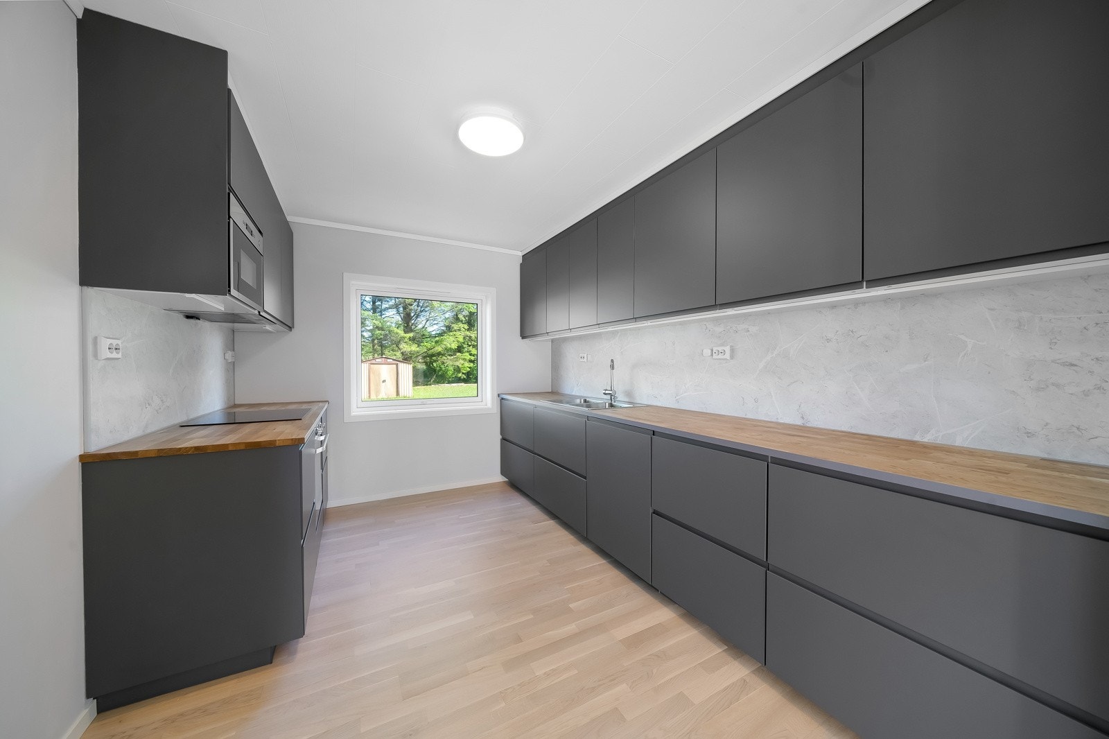 Pent Ikea kjøkken med alle hvitevarer integrert. Avsatt plass til enkeltstående kombiskap. Galleribilde