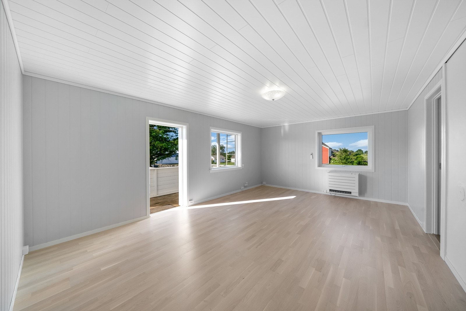Fra stua er det utgang til balkongen. Det er installert varmepumpe og det er pipeløp i stua som må fores ved innsetting av ovn. Galleribilde