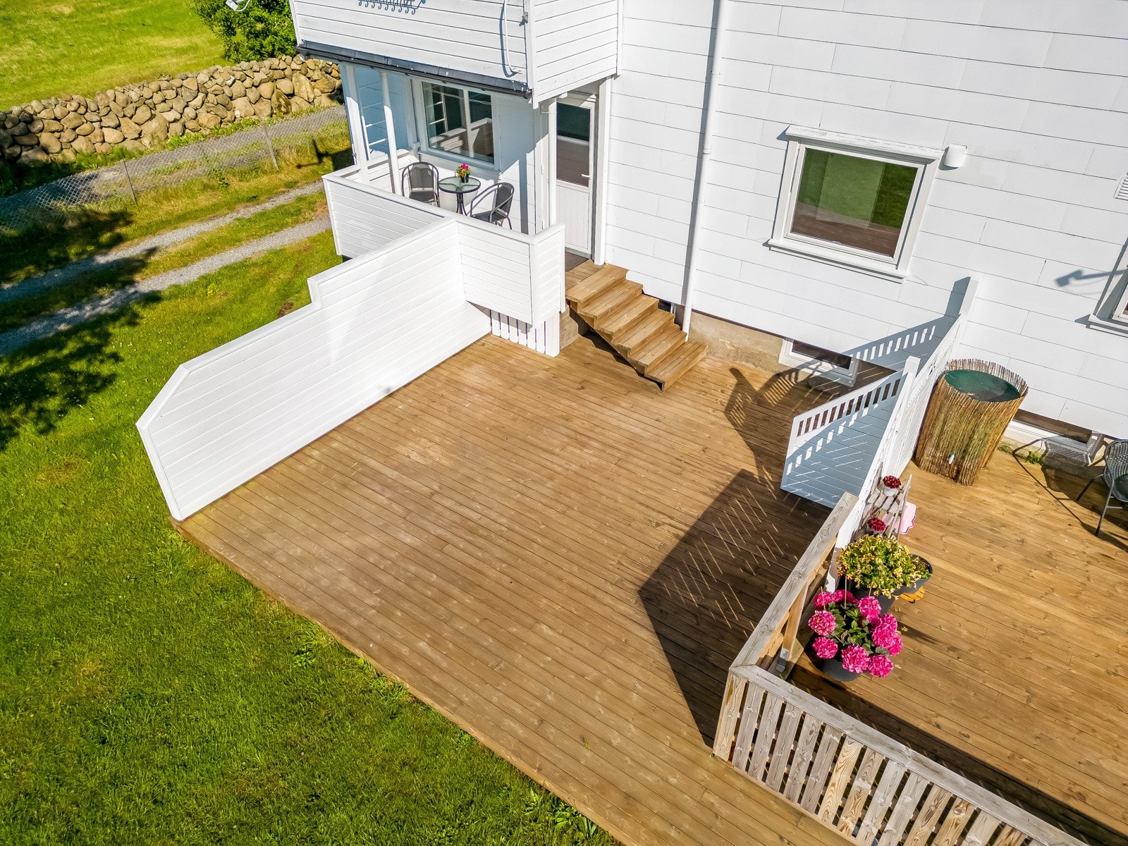Leiligheten har en stor markterrasse i tilknytning som disponeres av leiligheten. Galleribilde