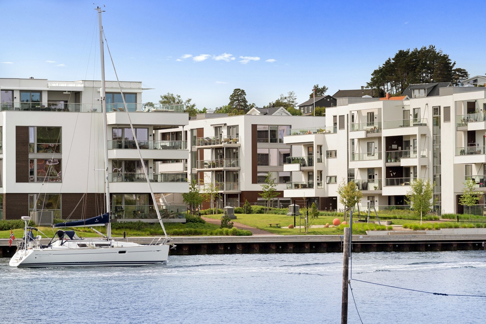 Bryggen og sjøen rett er ved leiligheten Galleribilde