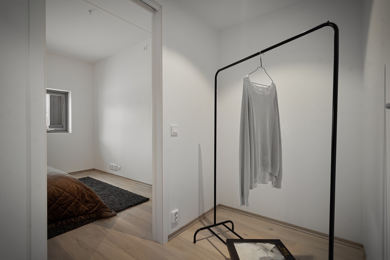 Garderoberom i forbindelse med master bedroom Galleribilde