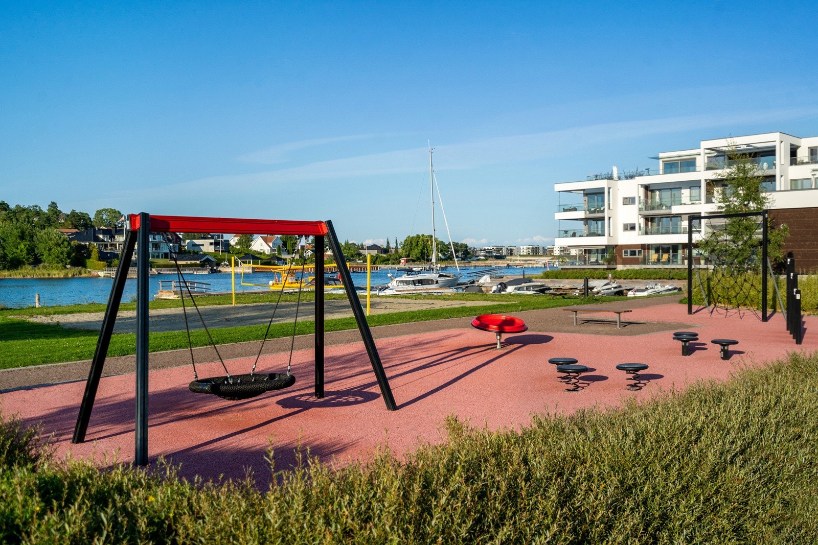 Nærområdet - Lekeplass og badestrand Galleribilde