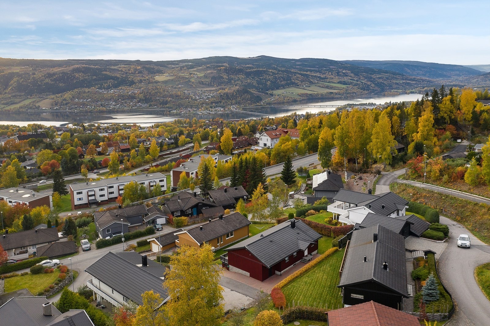 Eiendommen ligger i et barnevennlig og rolig boligområde like opp for Lillehammer sentrum Galleribilde