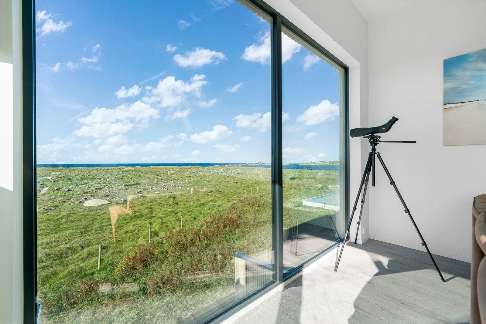 Utsikten kan nytes fra flere hold, i og utenfor boligen. Galleribilde
