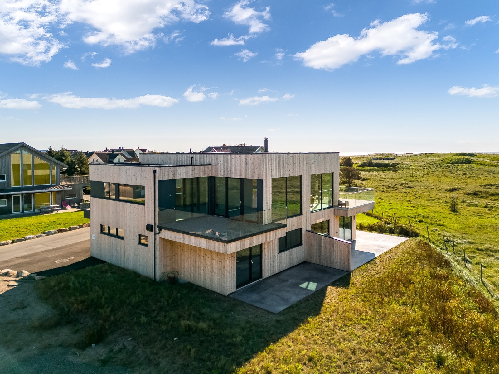 Moderne og pent utformet bygg. Galleribilde