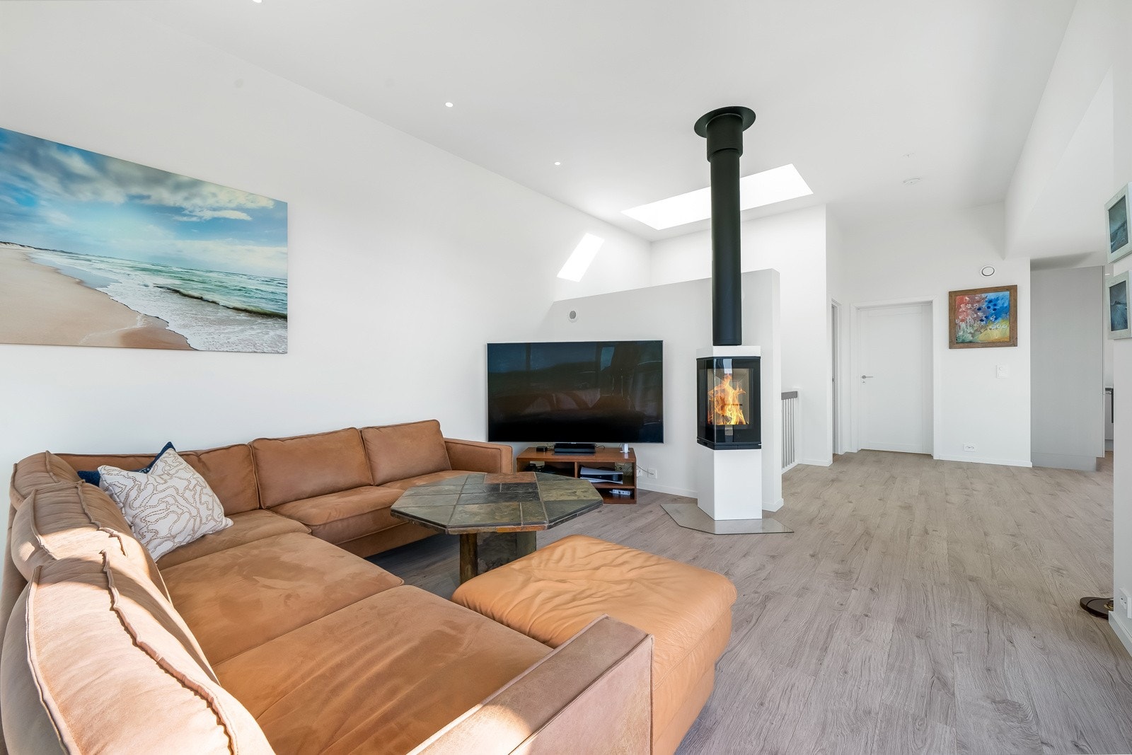 Stuen har naturlig sonedeling. Galleribilde