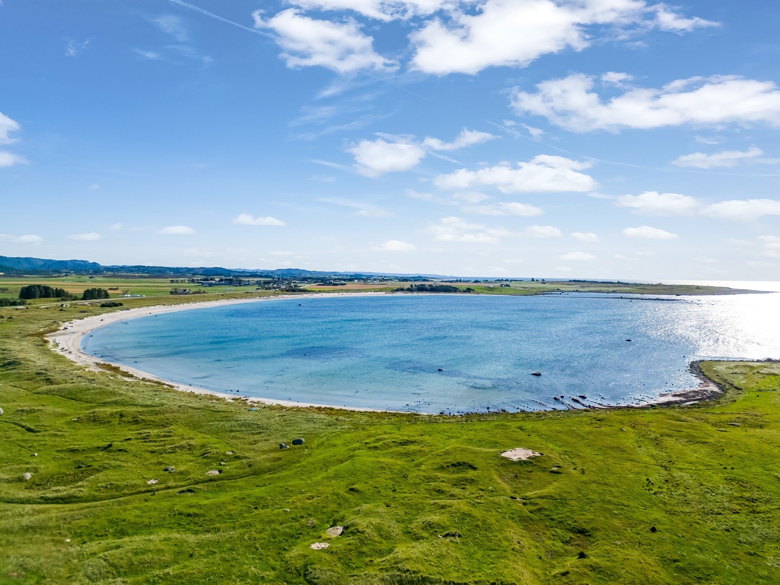 Bausje - en populær strand, en liten spaserstur unna. Galleribilde