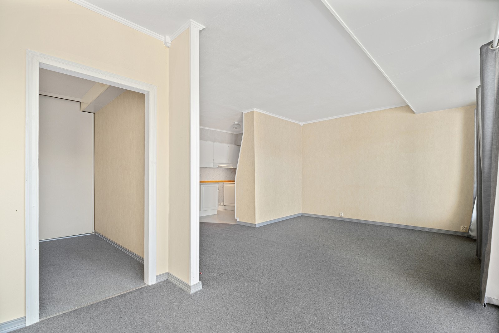 Stuen er lys med plass til sitte- og spisegruppe Galleribilde