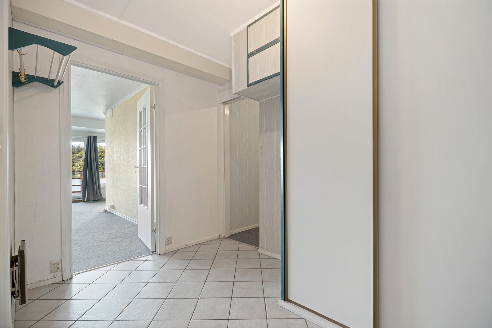 Flis på gulv og tapet på vegg Galleribilde