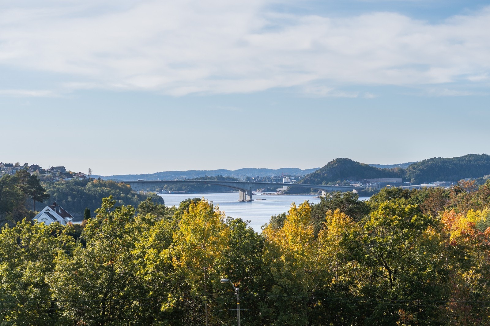 Praktisk og romslig andelsleilighet med stor, solrik terrasse der du får denne utsikten utover Topdalsfjorden Galleribilde