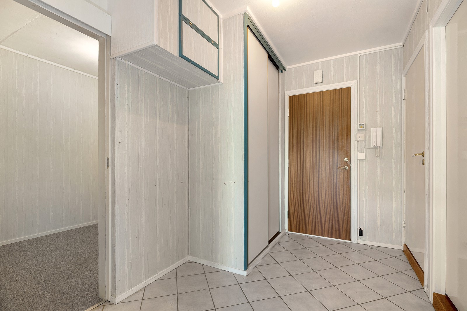Fin entre med skyvedørsgarderobe og callinganlegg Galleribilde