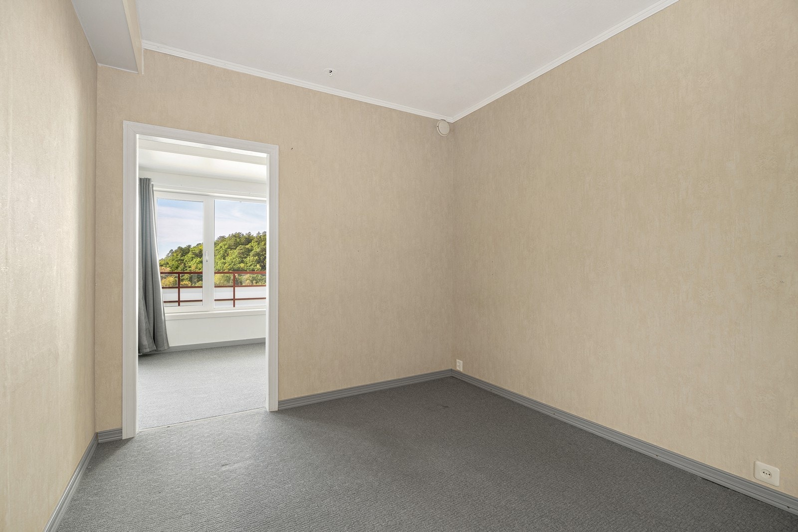 Romslig soverom med skyvedørsgarderobe Galleribilde