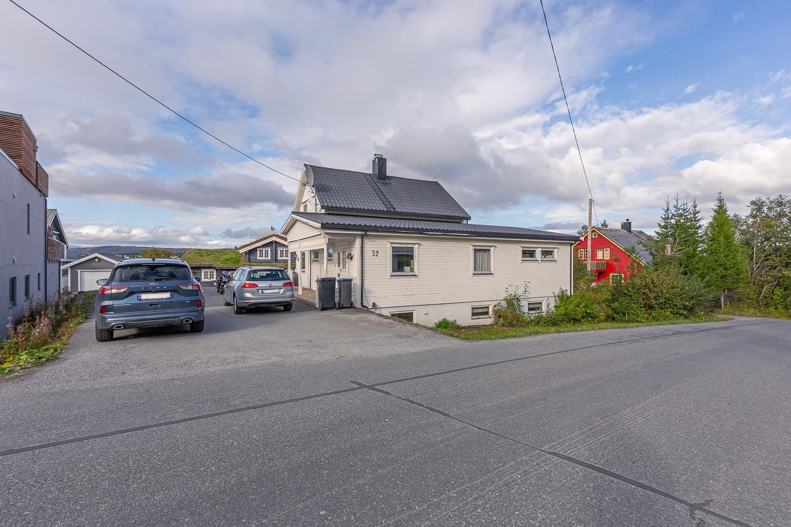 God plass til parkering og skjermet innsyn til bolig fra offentlig vei. Galleribilde