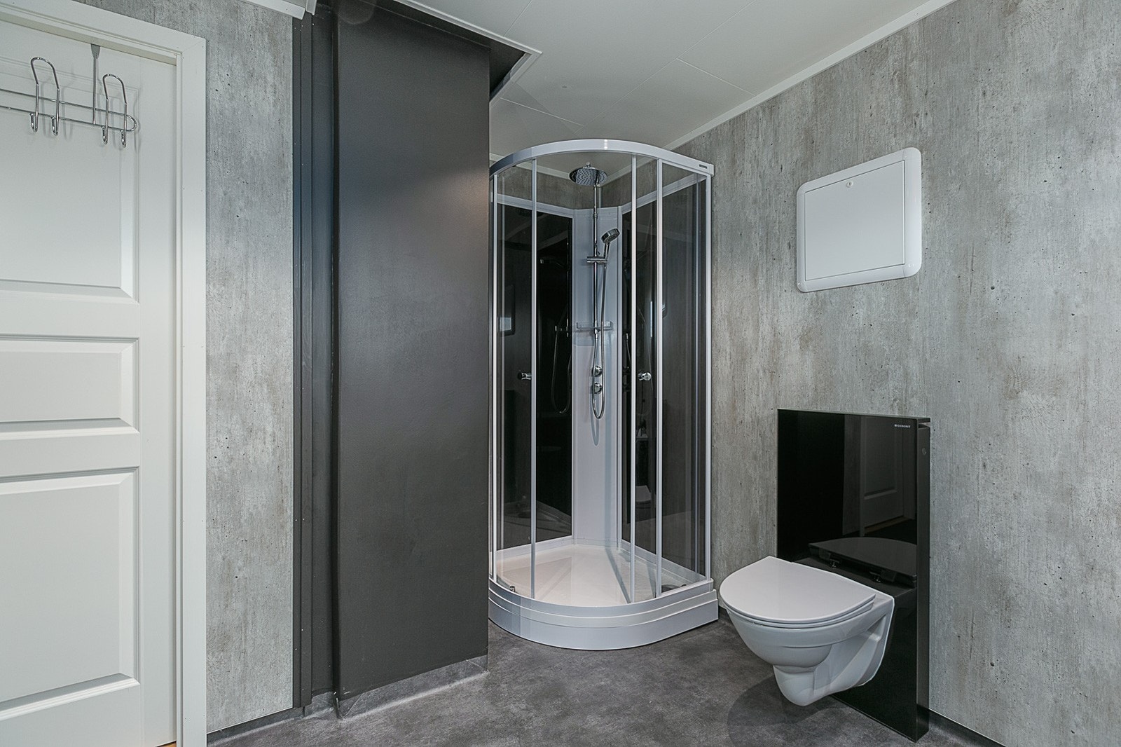 Badet har både dusjkabinett og badekar. Galleribilde