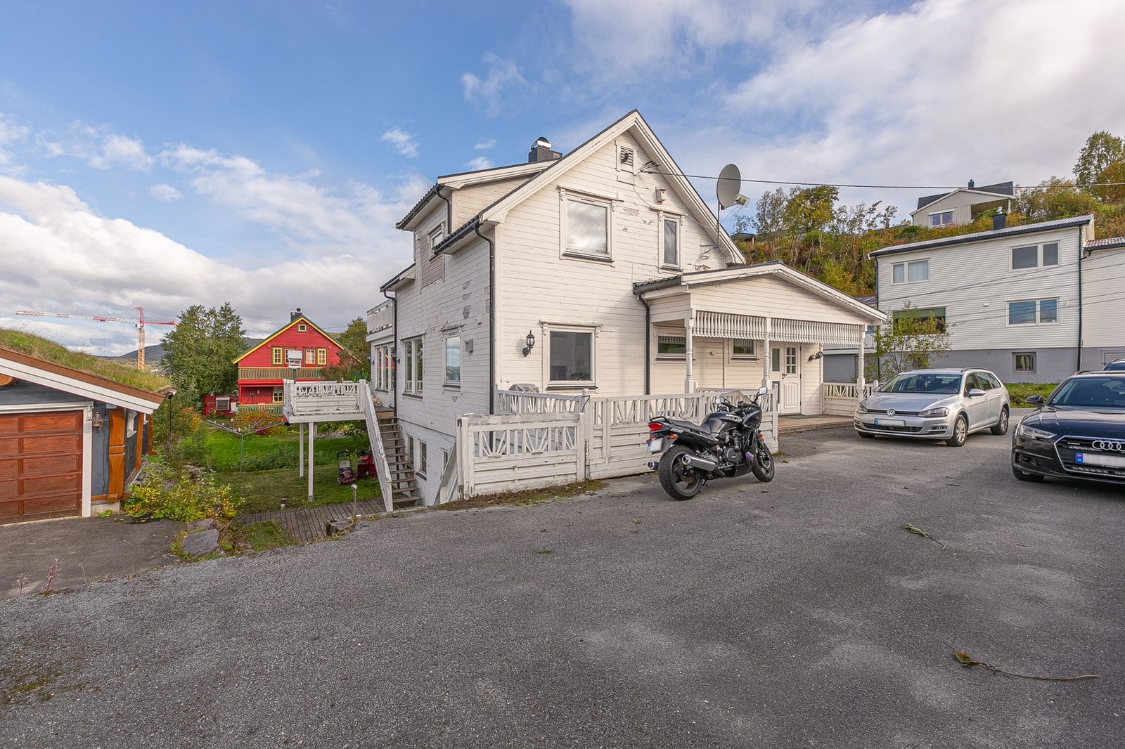 Boligen har asfalert trafikkareal og terrasser på tre av boligens sider. Galleribilde
