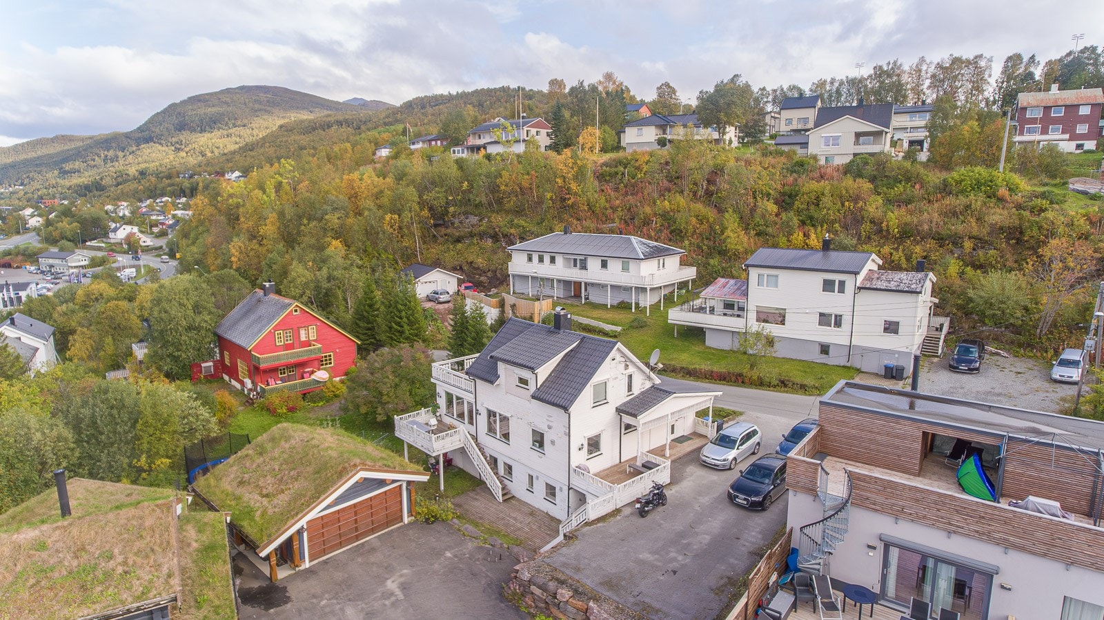 Boligen har meget sentral beliggenhet med gangavstand til både barnehage og matbutikk. Galleribilde