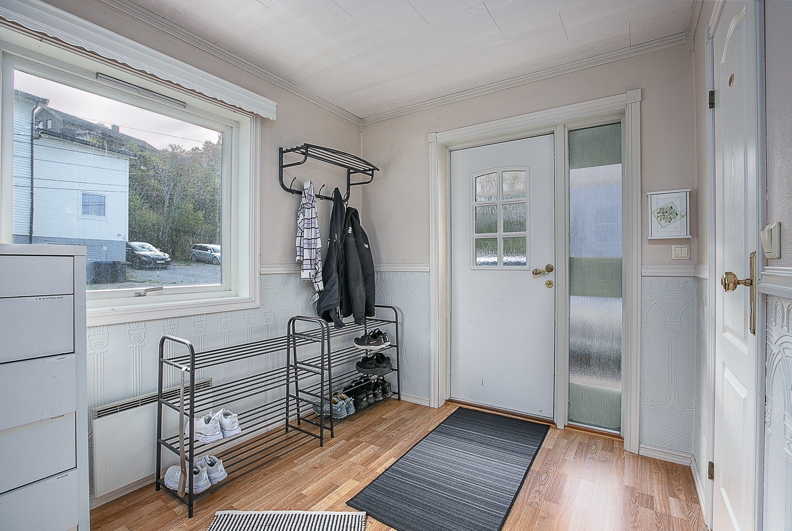 Romslig entré med gode muligheter for oppbevaringsplass. Galleribilde