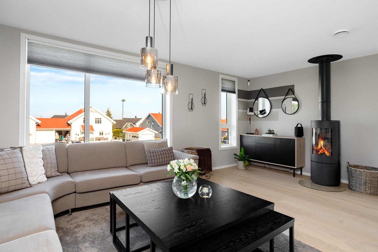 Moderne innredet stue med gjennomtenkt fargevalg på gulv og vegger Galleribilde